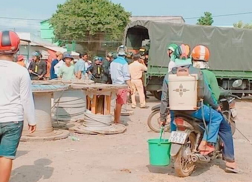 Cảnh sát khống chế Sinh đưa lên xe