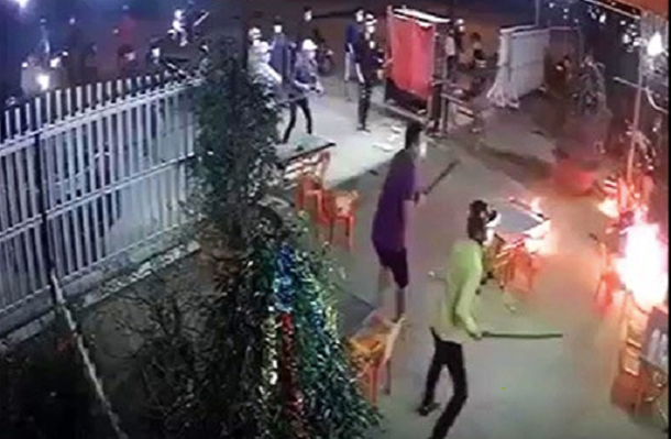 Truy tìm 3 thanh niên truy sát nhiều người thương vong tại quán nhậu