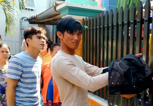 Phú lúc diễn tả hành vi đột nhập vào nhà bà Nga