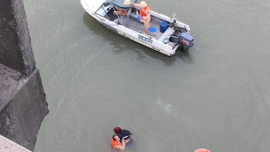 Đại úy Nhiên tiếp cận và đưa người phụ nữ vào bờ an toàn.