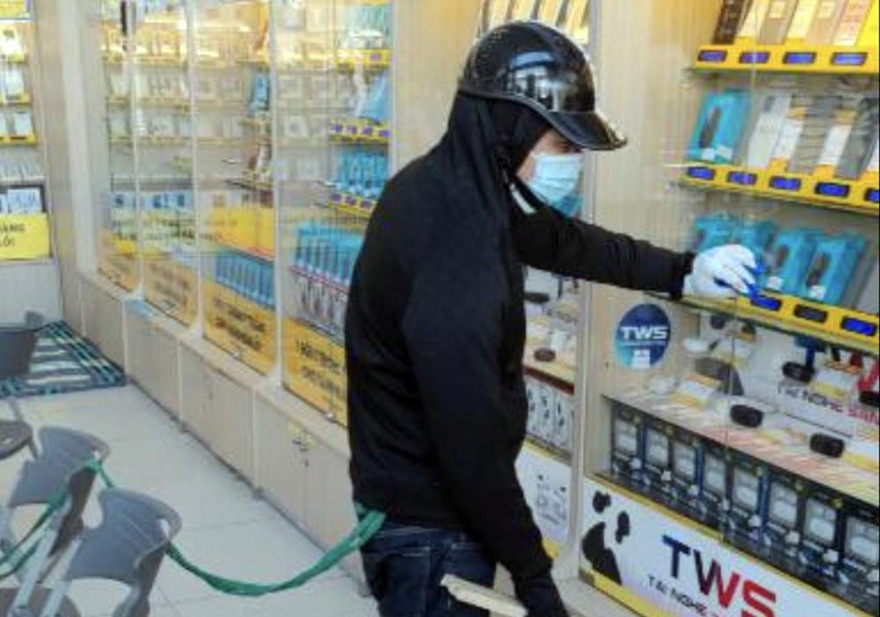 Đối tượng Chức thực hiện lại hành vi phạm tội tại siêu thị.