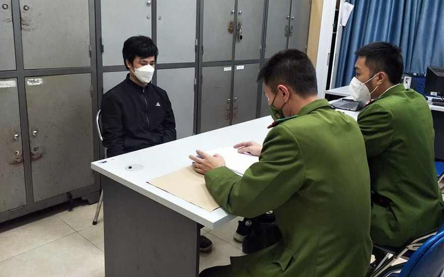 Đối tượng Chức (áo đen).