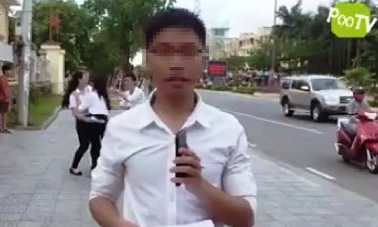“Phóng viên PooTV Nguyên Huy” - người dẫn nội dung. trong đoạn clip nhạo báng thi cử. Ảnh: Cắt từ clip.