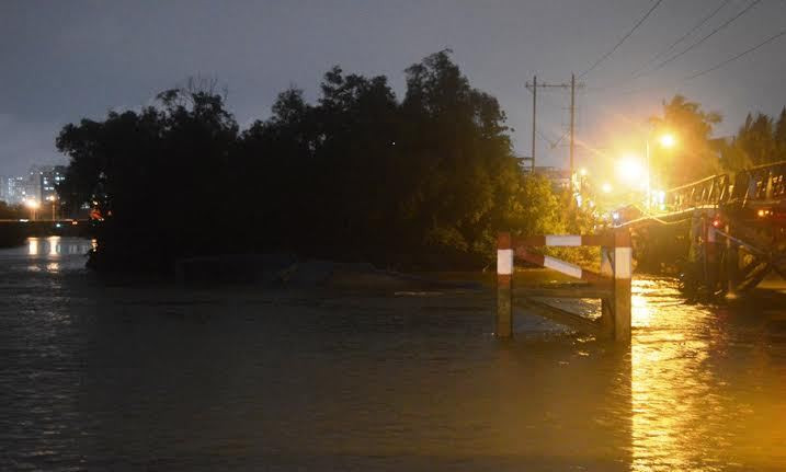 Chiếc sà lan chìm xuống sông sau khi tông vào thành cầu.