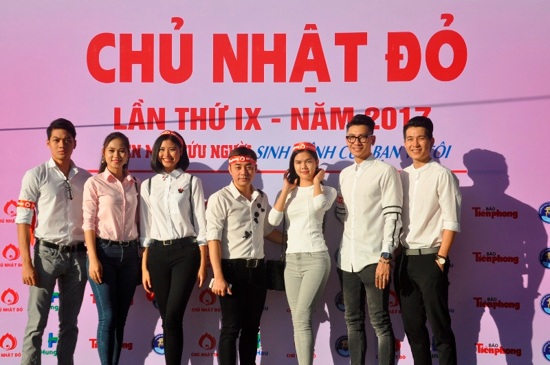 Dàn văn nghệ sỹ, người mẫu trước giờ khai mạc.