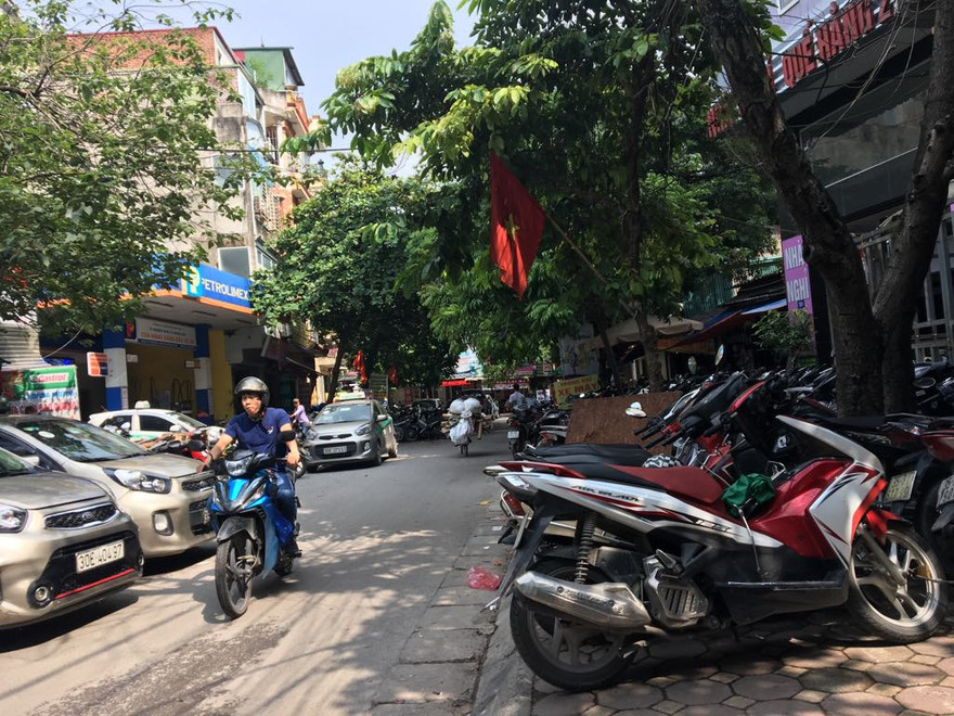 Trông giữ xe tràn lan tại khu vực bến xe Giáp Bát