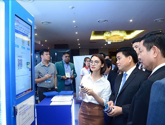 Chủ tịch Hà Nội thăm quan Triển lãm giới thiệu các sản phẩm, giải pháp công nghệ tiên tiến cho thành phố thông minh.