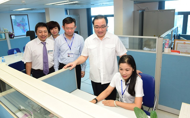 Bí thư Thành ủy Hoàng Trung Hải đã đến thăm, động viên tập thể cán bộ, phóng viên Cổng Giao tiếp điện tử TP