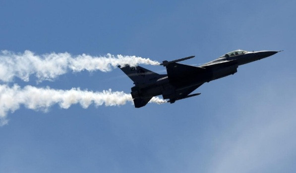 Một máy bay F-16 trình diễn trong ngày độc lập của Pakistan năm 2017. (Ảnh: Getty Images)