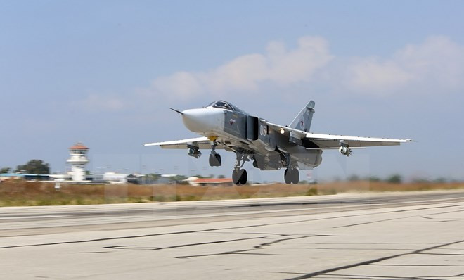 Máy bay Sukhoi SU-24 của Nga tại căn cứ không quân Hmeimim ở tỉnh Latakia, Syria ngày 3/10. (Nguồn: AFP/TTXVN)