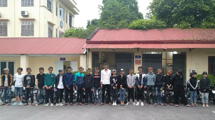 Nhóm thanh thiếu niên điều khiển xe máy lạng lách, bốc đầu. Ảnh Công an Vĩnh Phúc
