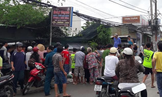 Người dân vậy quanh hiện trường nơi ông Ngon chết.