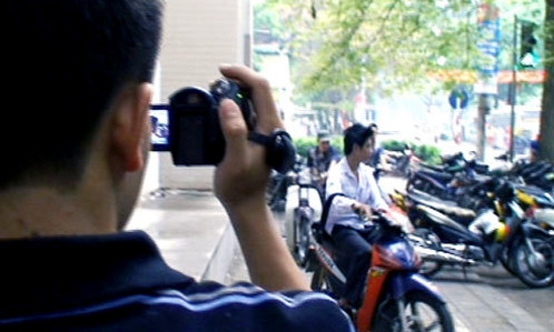 Người dân có thể ghi hình những trường hợp vi phạm giao thông và gửi cho cảnh sát. Ảnh minh họa: Bá Đô.