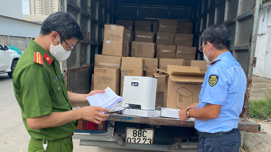 Số lượng lớn máy thở thu giữ.