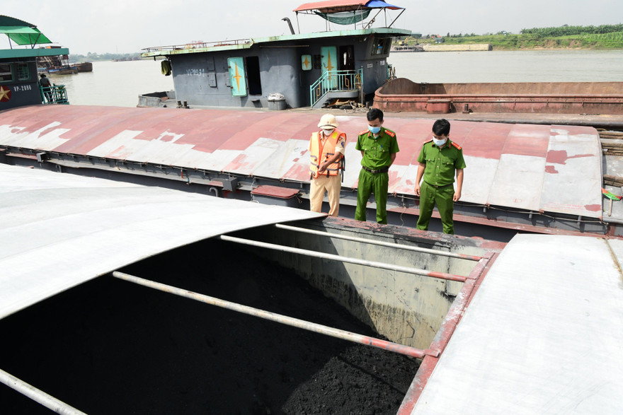 Số lượng lớn than không rõ nguồn gốc bị phát hiện.