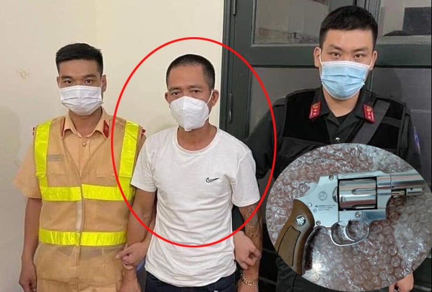 Đối tượng Sơn (áo trắng) cùng khẩu súng bị thu giữ (ảnh nhỏ).