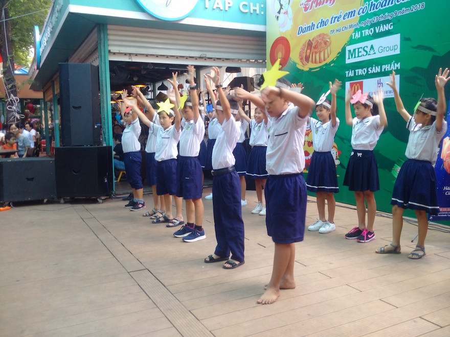 Hơn 800 trẻ Mái ấm, Nhà Tình thương vui chơi Trung thu tại Đường sách 