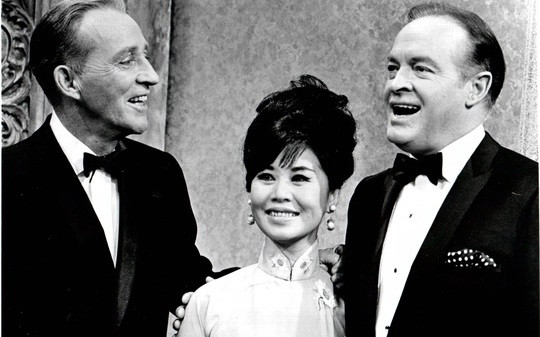 Tấm hình chụp trong lúc Bạch Yến xuất hiện trên show đặc biệt của ông Bob Hope: Hope NBC TV. Bạch Yến đang đàm thoại với hai tài tử người Hoa Kỳ lừng danh là ca sĩ tài tử Bing Crosby và ông Bob Hope. Đây là tấm hình có giá trị cao và hiếm có của Bạch Yến
