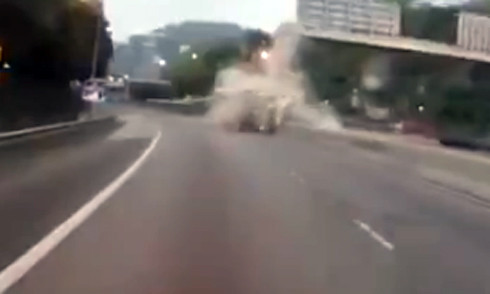 Xe tải nát vụn sau khi đâm cột biển báo