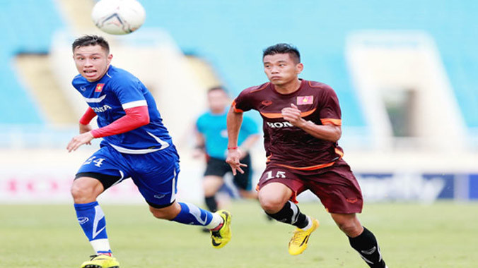 Một ngày ra mắt không mấy thành công của trung vệ Michal Nguyễn (trái). Ảnh: Quang Thắng.