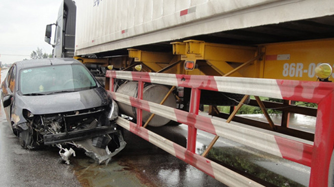 Cú tông mạnh khiến xe 4 chỗ bị hất vào dải phân cách, sau đó quay ngược đầu rồi dính vào phần hông xe tải. Ảnh: Đức Hùng/ VnExpress