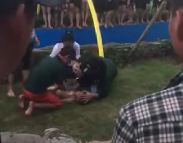 Bé trai được sơ cứu.