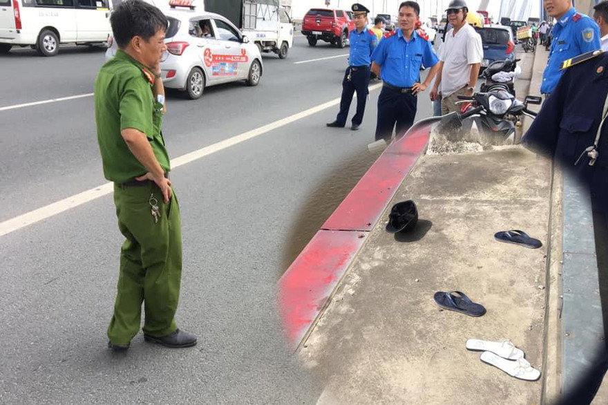 Cơ quan chức năng có mặt trên cầu và đồ cá nhân nghi của đôi nam nữ để lại. Ảnh: CTV