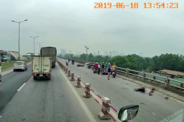 Hiện trường vụ tai nạn. Ảnh cắt từ clip.