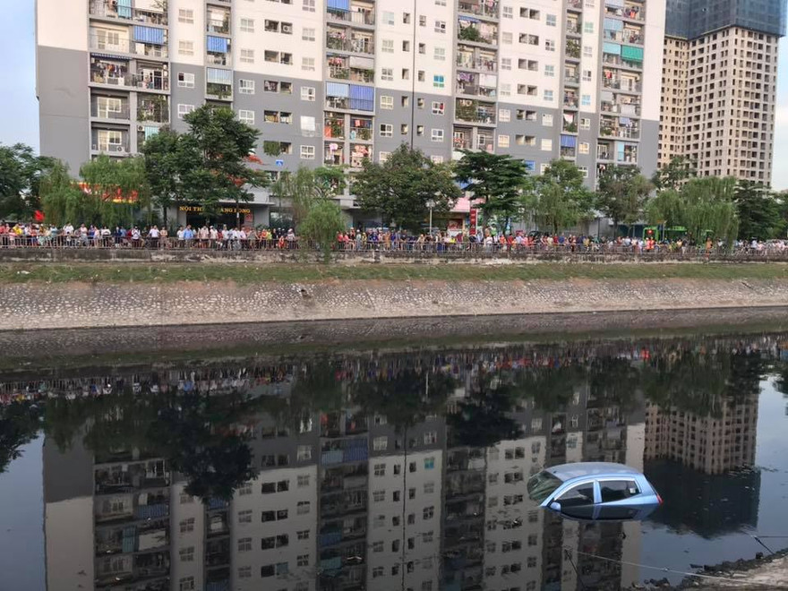 Nhiều người dân hiếu kỳ theo dõi sự việc.