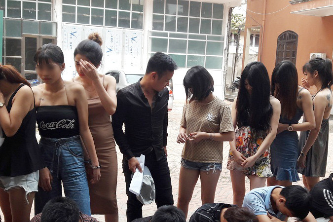 Nhóm nam thanh nữ tú phê ma túy trong quán karaoke. Ảnh: Công an TP Hưng Yên.