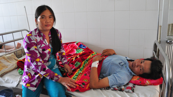 Chị Cám ngồi cạnh chồng.