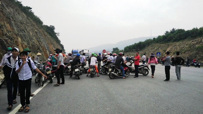 Hàng trăm người dân chặn đường khiến quốc lộ 1A ùn tắc