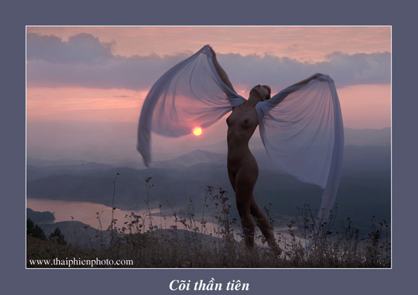 Ảnh nude của Thái Phiên tại triển lãm đầu tiên ở Hà Nội. Ảnh: Bảo Hân