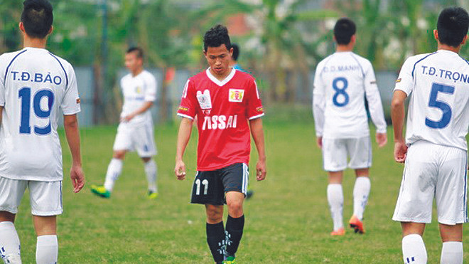 Nguyễn Văn Đức (áo đỏ) đã chơi rất tốt ở vòng loại giải U19 QG 2014 trong màu áo U19 Ninh Bình. Ảnh: Vietnam+