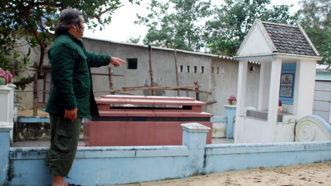 Mồ mả bao quanh nhà dân ở thôn Đông Tuần, xã Tam Hải 