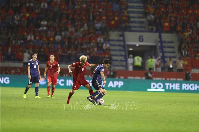 Bộ trường Nguyễn Ngọc Thiện cảm ơn và khen ngợi tinh thần thi đấu quả cảm của các cầu thủ Việt Nam. Ảnh: TTXVN