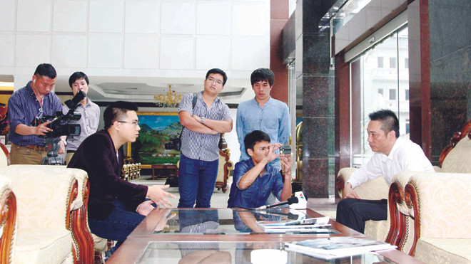 Chủ tịch CLB V.Ninh Bình Phạm Văn Lệ trả lời báo chí chiều 11/4 về vụ các cầu thủ của đội ông tham gia bán độ. ảnh: VSI 