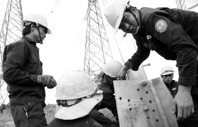 Nhân viên điện lực EVN HCMC luôn sẵn sàng khắc phục sự cố để cung cấp điện an toàn cho mùa khô 2014. Ảnh: Phong Cầm