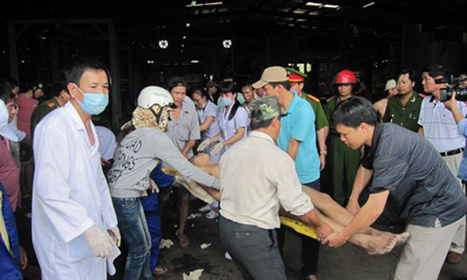 Cấp cứu người bị nạn. Ảnh: Pháp luật TPHCM.