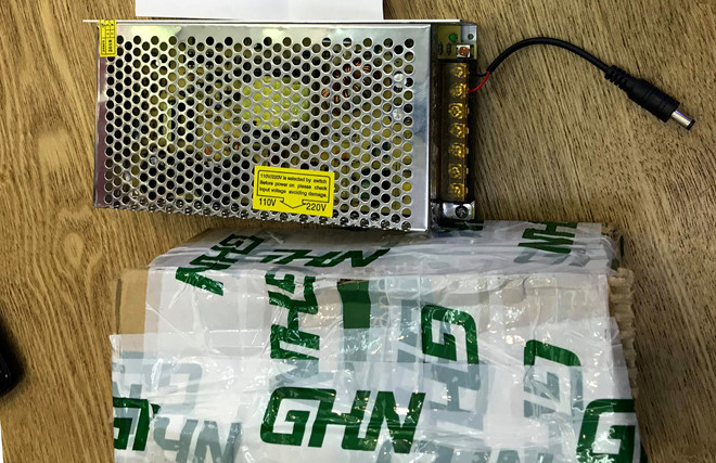 iPhone X bị đánh tráo thành cục nguồn thiết bị điện tử. Ảnh: Đình Toàn