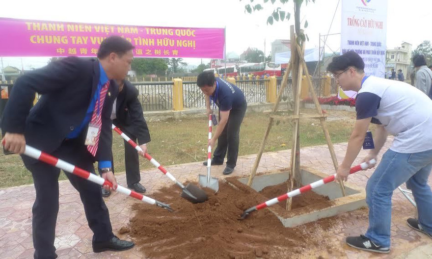 Tuổi trẻ Việt - Trung tham gia trồng cây xanh.