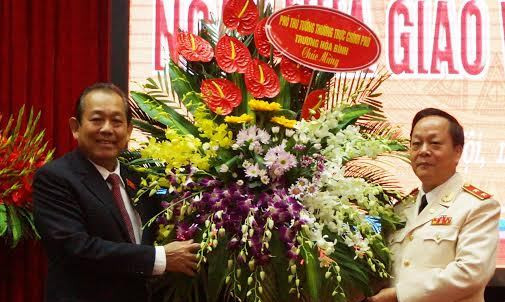 Phó Thủ tướng Trương Hòa Bình tặng hoa chúc mừng Học viện CSND nhân ngày Nhà giáo Việt Nam 20/11.