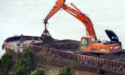 Ngang nhiên xả chất thải xuống sông Hồng. Ảnh: VNN.