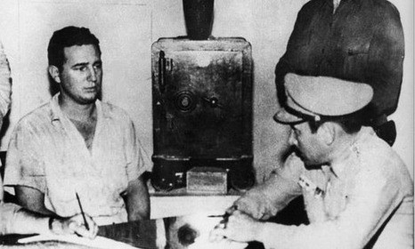 Fidel Castro bị thẩm vấn sau cuộc tấn công trại lính Moncada. Ảnh: BBC.