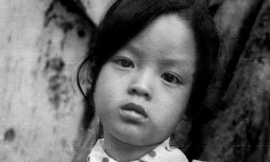 Chiều Xuân lúc bé, nhìn cái ảnh “mặt ỉu” này các con chị đùa: sao ông không đặt tên mẹ là “Chiều Đông”?.