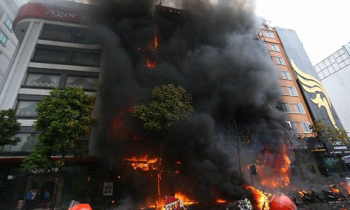 Đang cháy lớn tại karaoke 68 Trần Thái Tông, Cầu Giấy.