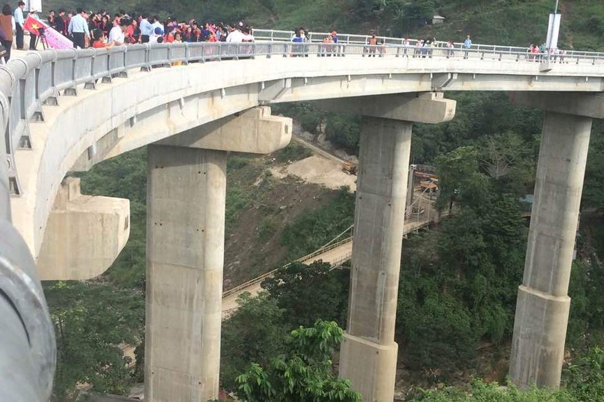 Cầu Cốc Pài được xây dựng cách cầu cũ (cầu treo) khoảng 60m về phía thượng lưu có chiều dài cầu là 337,28m. Ảnh: Thanh Nga.