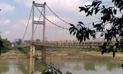 Cầu treo thị trấn Dùng nơi phát hiện thi thể nạn nhân.