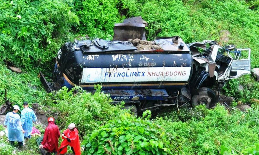 Phần đầu chiếc xe bồn chở nhựa đường nát bét, thân xe biến dạng sau cú rơi kinh hoàng xuống vực sâu. Ảnh: V.Nhân.