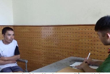 Đối tượng Hoàn (bìa trái) tại cơ quan điều tra *ảnh: Nguyễn Thái.